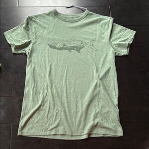 Vineyard Vines Men’s S Green Short Sleeve Tee with Shark Design